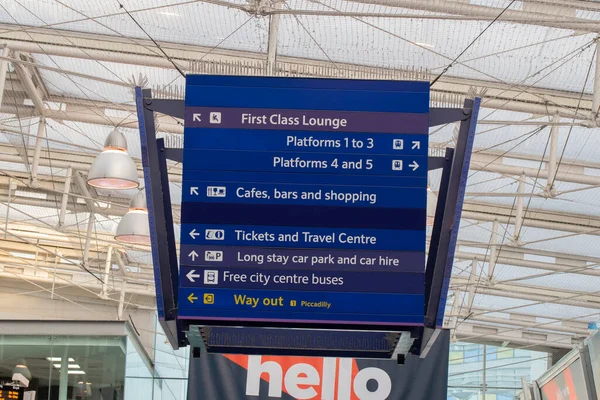 Direction Sign Piccadilly Train Station Manchester England 2019 — Stock Photo, Image