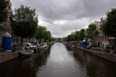 Hollanda 'daki Walenweeshuissluis Köprüsü' nden Manzara