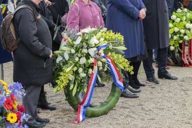 Amsterdam 'daki Dokwerker Heykeli' nde Büyük Çiçek ve Kurdele 25-2-2020