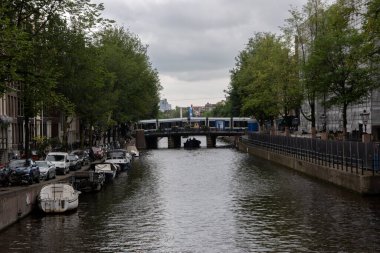 Amsterdam 'daki Prinsengracht Kanalı' nı gören Leidesgracht Kanalı 'ndan Hollanda 2-9-2022