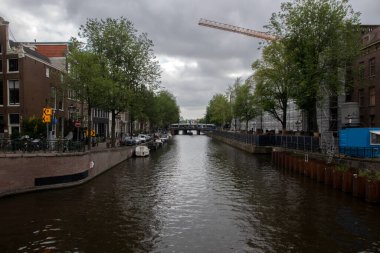 Amsterdam 'daki Prinsengracht Kanalı' nı gören Leidesgracht Kanalı 'ndan Hollanda 2-9-2022