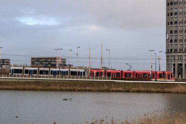 Amsterdam 'da IJburg' a giren iki tramvay Hollanda 21-2-2022