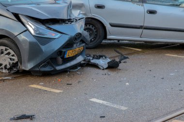 Hollanda 7-12-2021 Amsterdam 'da bir araba kazasında hasar gördü.