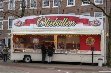 Amsterdam 'daki Arena Bulvarı' nda Kızarmış Hamur Topu standı Hollanda 9-12-2021