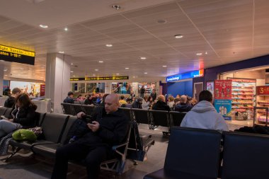İnsanlar Manchester İngiltere 9-12-2019 havaalanındaki salonda bekliyor.