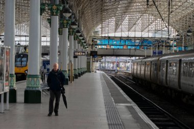 Peron Piccadilly İstasyonu Manchester İngiltere 2019