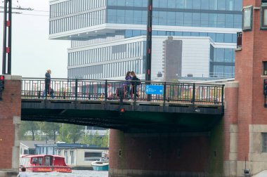Amsterdam 'daki Berlagebrug Köprüsünde Yürüyen İnsanlar 27-9-2021