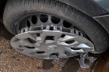 Hollanda 7-12-2021 'de geçirdiği bir araba kazasından sonra hasar gören araç görüntüsü