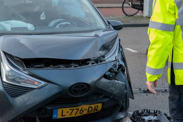 Homem Polícia Carro Danificado Pára Choques Acidente Carro Amsterdã Holanda — Fotografia de Stock