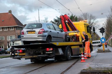 Hollanda 7-12-2021 'de Amsterdam' daki bir kazada araba çekilmişti.
