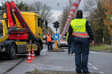 Hollanda 7-12-2021 'de Amsterdam' daki bir kazada araba çekilmişti.