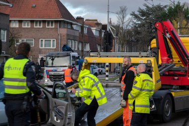 Hollanda 7-12-2021 'de Amsterdam' daki bir kazada araba çekilmişti.
