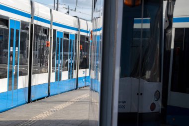 Amsterdam 'da birbirine yakın iki tramvay 28-1-2022 Hollanda