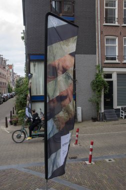 Amsterdam Noorderkerk Kilisesi 'nde bayrak Hollanda 2-9-2021