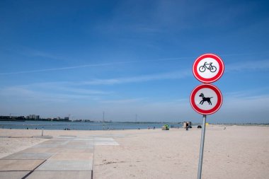Amsterdam 'daki IJburg Plajında Bisiklet ve Köpekler İçin Yasak. Hollanda 8-5-2020