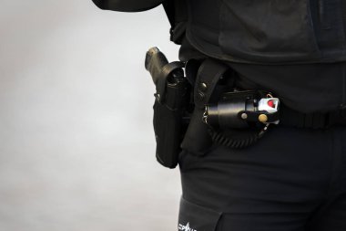 Amsterdam 'da Bir Polisin Silahı 4-5-2020