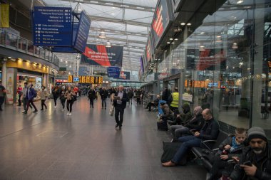 Manchester İngiltere 'deki Piccadilly tren istasyonunun içinde 7-12-2019