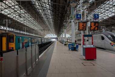 Manchester İngiltere 'deki Piccadilly tren istasyonunda 4 ve 5 numaralı platformlar. 8-12-2019