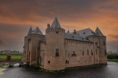 Muiderslot Şatosunda Kızıl Gökyüzü Muiden Hollanda 31-8-2021
