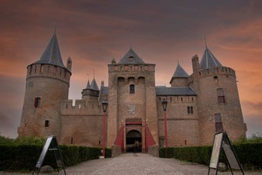 Muiderslot Şatosunda Kızıl Gökyüzü Muiden Hollanda 31-8-2021