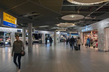 Schiphol havaalanından alışveriş yapıyor Hollanda 7-12-2019