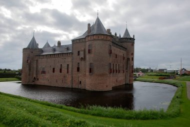 Muiderslot Şatosu 'nun arka tarafında Muiden' da. Hollanda 31-8-2021.