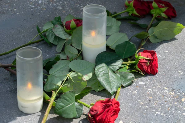 Fleurs Rouges Lumières Thé Monument Esclavage Amsterdam Aux Pays Bas — Photo