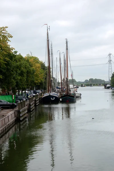 Navios Longo Canal Herengracht Muiden Holanda 2021 — Fotografia de Stock