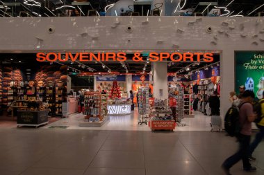 Hollanda Schiphol Havaalanı 'ndaki hediyelik eşya ve spor mağazası 7-12-2019