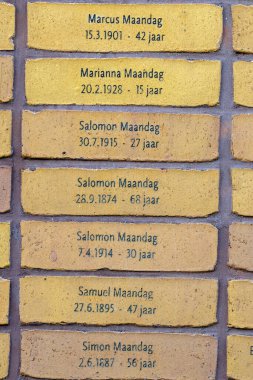 Amsterdam 'daki Soykırım Anıtı' ndan Tuğlalar. Hollanda 28-10-2021