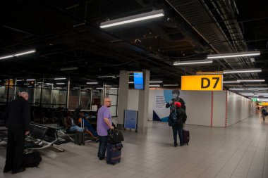 Hollanda 7-12-2019 Schiphol Havaalanı 'nın D7 kapısındaki turistler