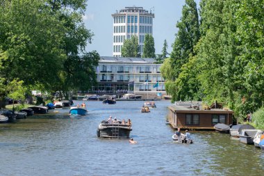 Amsterdam 'daki Barbiersbrug Köprüsü 17-6-2021