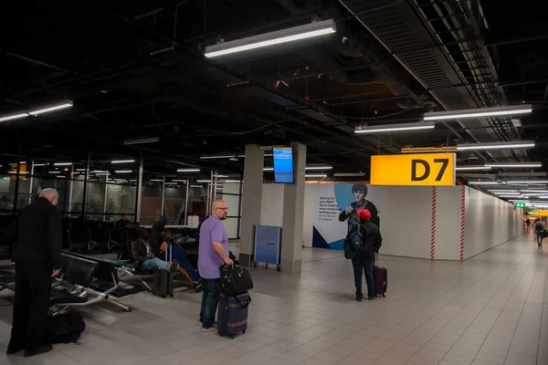 Tourists Gate Schiphol Airport Netherlands 2019 — Stock Photo, Image