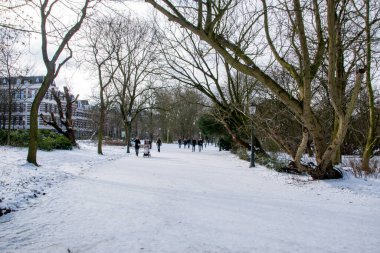 Amsterdam 'daki Oosterpark Parkı' nda İnsanlar Karda Yürüyor 10-2-2021