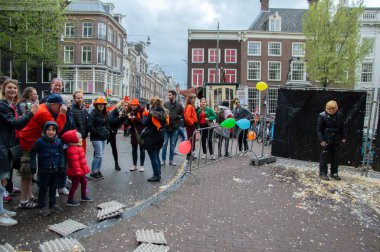 Kingsday Amsterdam 'da Donald Trump' a Yumurta Atan Kalabalık Hollanda 27-4-2019