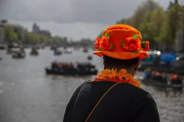 Mulher Olhando Para Rio Amstel Durante Kingsday Amsterdã Holanda 2019 — Fotografia de Stock