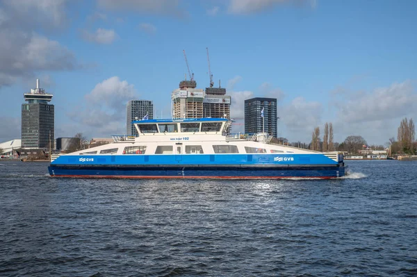 アムステルダムのIj川の距離にあるGvbフェリー オランダ2 2022 — ストック写真