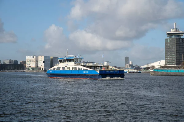 アムステルダムのIj川の距離にあるGvbフェリー オランダ2 2022 — ストック写真