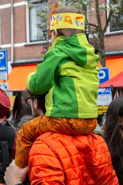 Little Kid Shoulders His Father Kingsday Amsterdam Netherlands 2019 — Stock Photo, Image