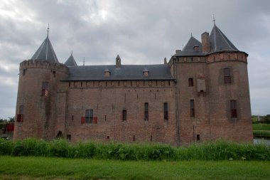 Muiderslot Kalesi 'nin Muiden' daki yan görüntüsü Hollanda 31-8-2021