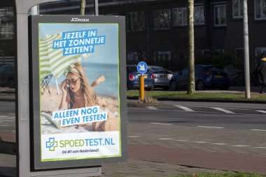 Billboard Otobüs Durağı Spoedtest. Amsterdam 'da. Hollanda 14-2-2022