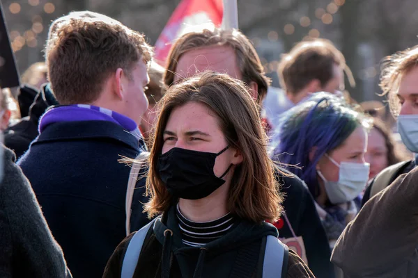 Manifestante Con Gorra Negra Manifestación Niet Mijn Schuld Ámsterdam Países —  Fotos de Stock