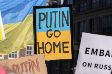  Ukrayna 'da Amsterdam' daki savaşa karşı düzenlenen protestoda Hollanda 27-2-2022