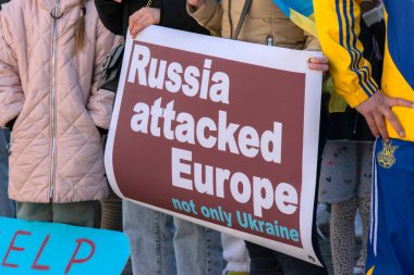  Ukrayna 'da Amsterdam' daki savaşa karşı düzenlenen protestoda Hollanda 27-2-2022