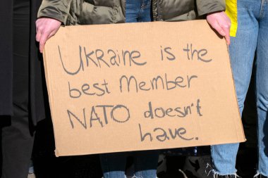  Ukrayna 'da Amsterdam' daki savaşa karşı düzenlenen protestoda Hollanda 27-2-2022