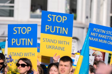  Ukrayna 'da Amsterdam' daki savaşa karşı düzenlenen protestoda Hollanda 27-2-2022