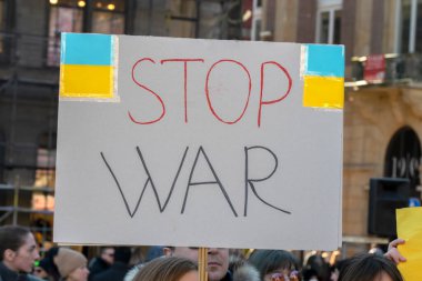  Ukrayna 'da Amsterdam' daki savaşa karşı düzenlenen protestoda Hollanda 27-2-2022