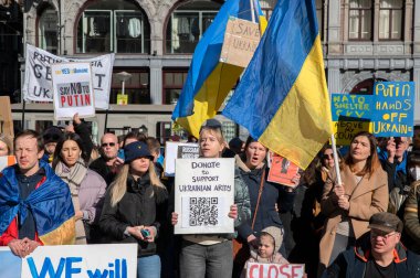  Ukrayna 'da Amsterdam' daki savaşa karşı düzenlenen protestoda Hollanda 27-2-2022