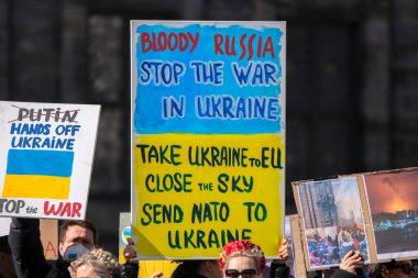  Ukrayna 'da Amsterdam' daki savaşa karşı düzenlenen protestoda Hollanda 27-2-2022