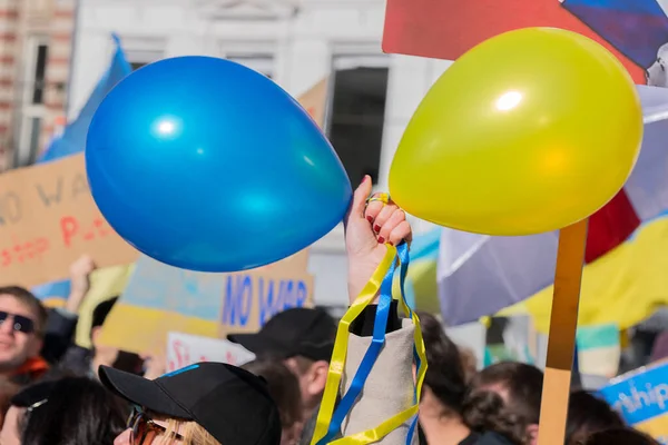 Znak Ostrzegawczy Podczas Protestu Przeciwko Wojnie Ukrainie Amsterdamie Holandia 2022 — Zdjęcie stockowe